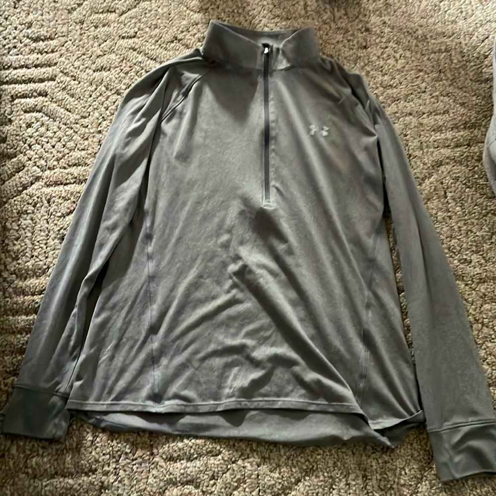 Long sleeve under armor active wear. Size XL